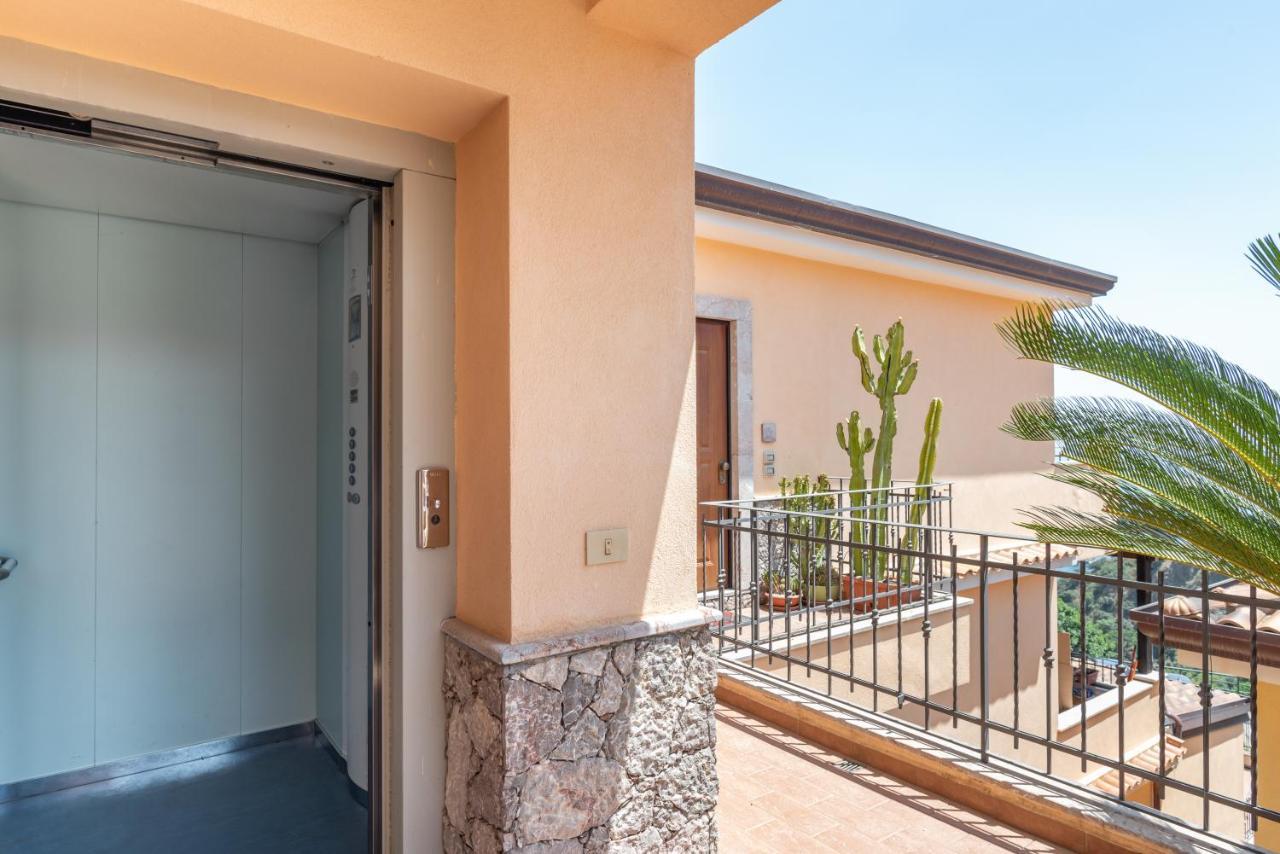 Taormina Panoramic Apartment With Parking Екстер'єр фото